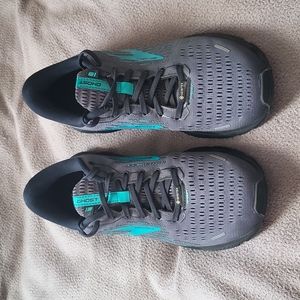 Women's Brooks Ghost 13 gor-tex running shoe.